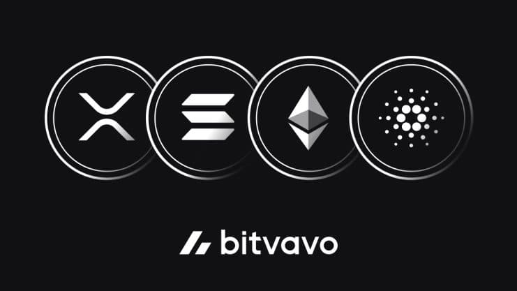 Vier Altcoin-Logos - XRP, Solana, Ethereum und Cardano - werden über dem Bitvavo-Logo auf einem schwarzen Hintergrund angezeigt.
