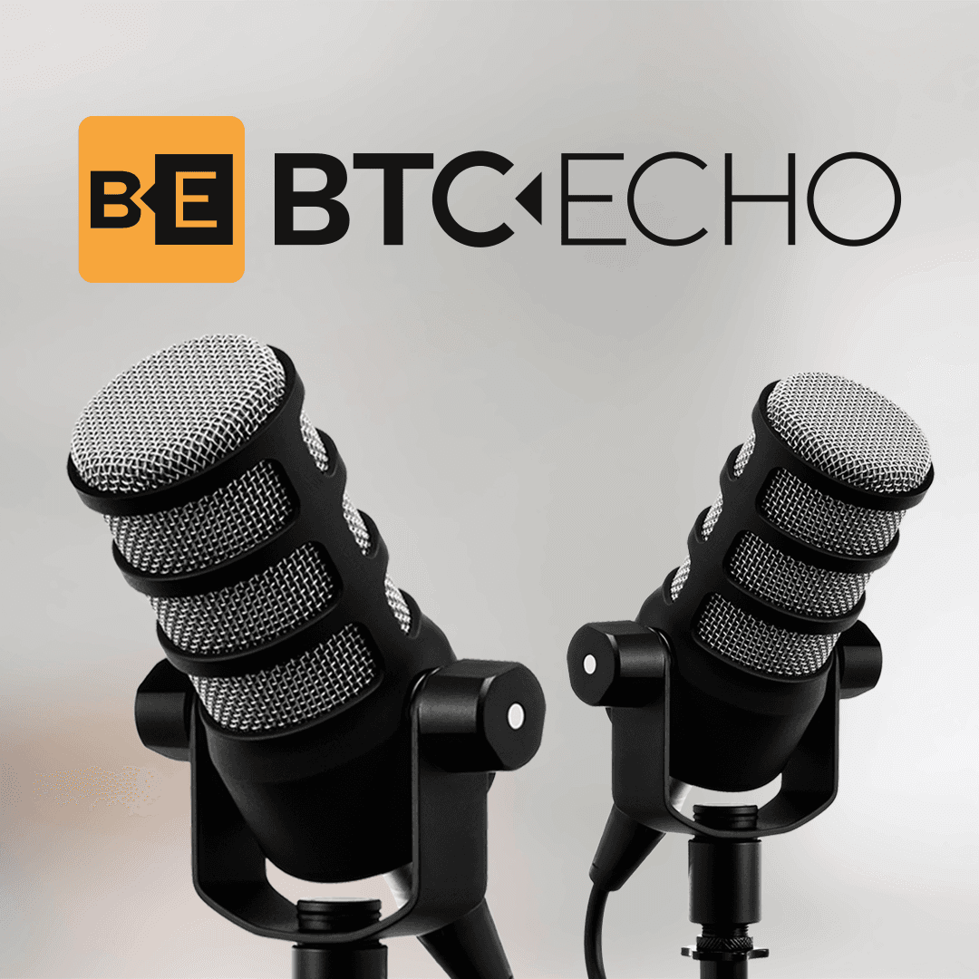 Mit dem Krypto Podcast von BTC-ECHO immer auf dem neuesten Stand Die Grafik zeigt zwei Mikrofone unter dem BTC-ECHO Logo als Symbol des Krypto Podcasts.